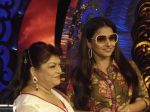 Vidya Balan on the sets of Nachle ve with Saroj Khan - Season 3 on 23rd Nov 2011 (6).JPG